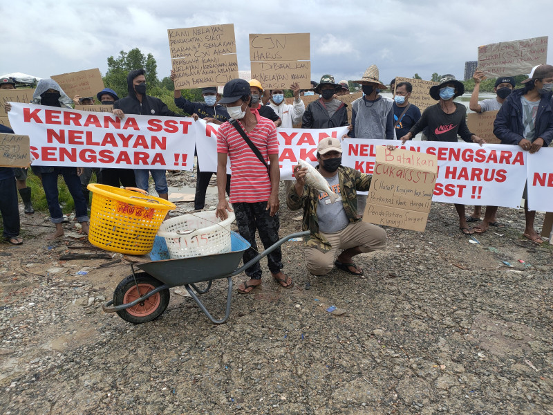 Indirect victims: Sandakan fishermen protest SST on seafood exports