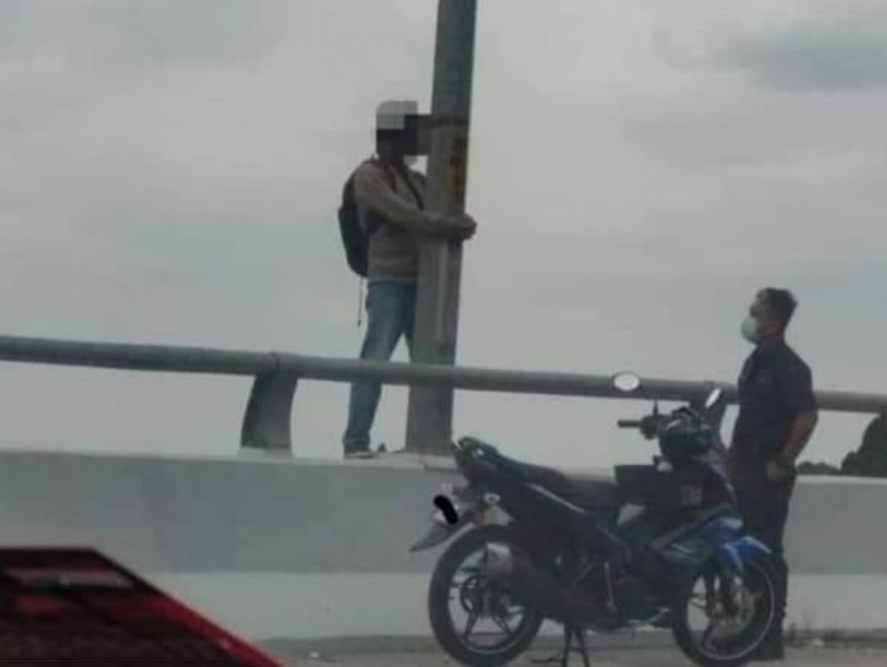 Woman coaxes ex-hubby out of jumping in Rawang bridge drama