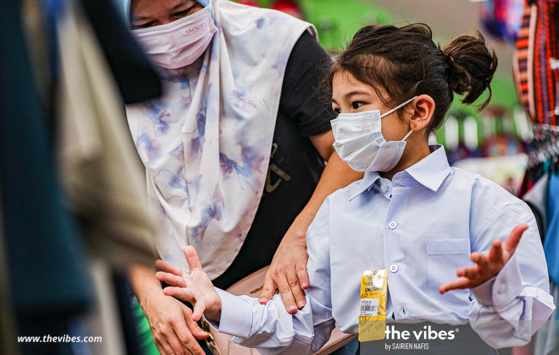 [PHOTOS] Back-to-school shopping in full swing