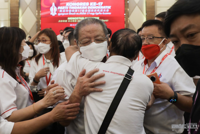 Najib questions why no fine for those who hugged Kit Siang