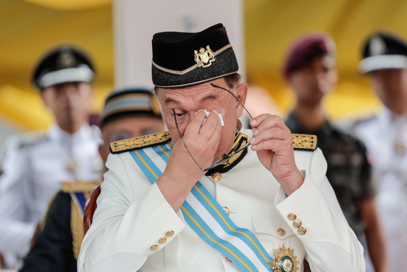 Anwar moved to tears by pantomime tribute on Lahad Datu intrusion