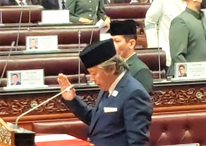 Former foreign affairs minister Anifah sworn in as senator