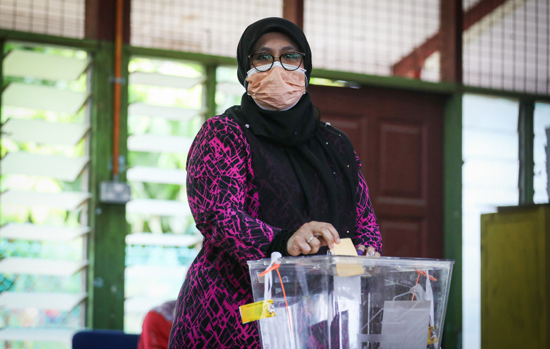 Don’t let your mum tell you who to vote, minister tells youth