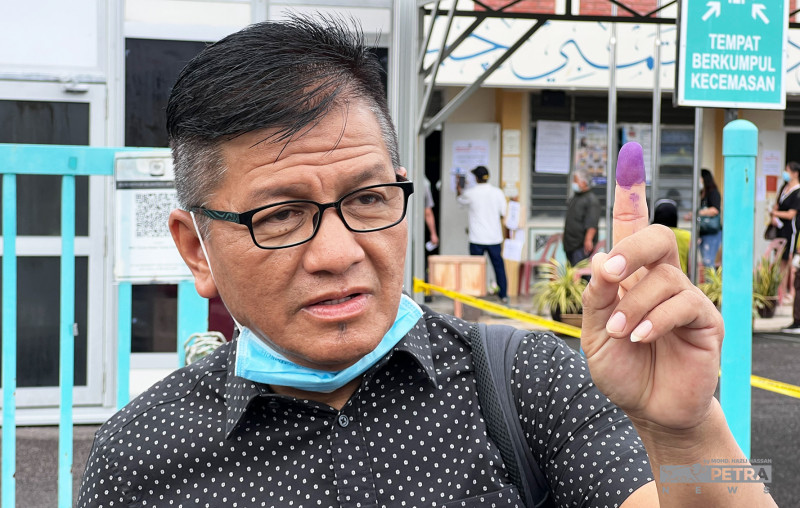 [VIDEO] Norhizam pleads for votes on election day in Melaka