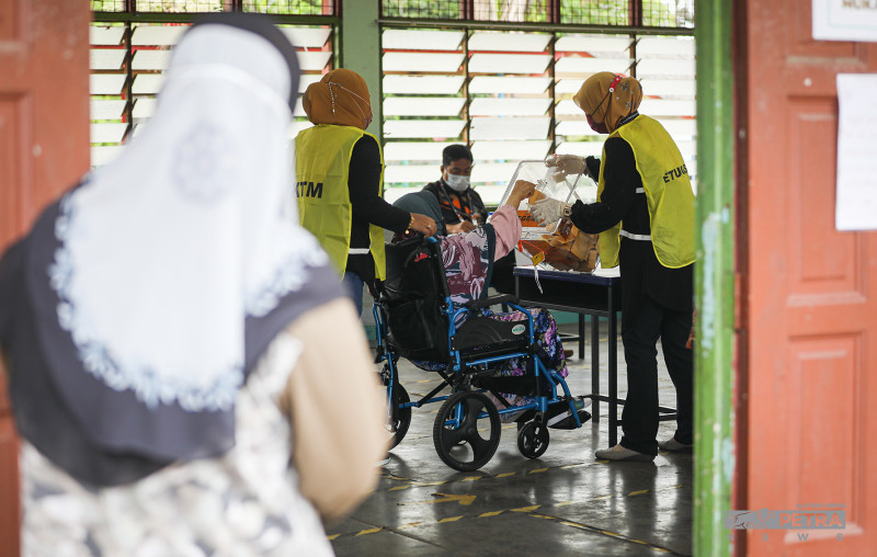 [VIDEO] Showdown begins: Melaka CM candidates cast votes at polling centres