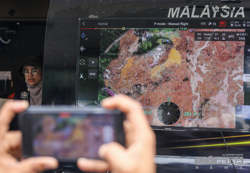Batang Kali landslide: rescue team finds blanket, camping tools in search