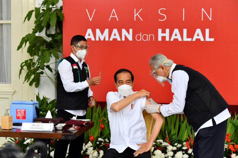 Jokowi gets Indonesia’s first Covid-19 jab