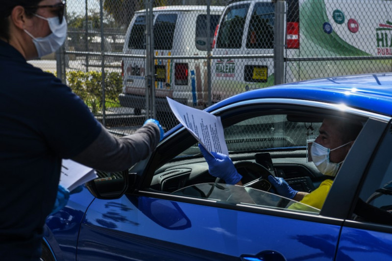 US jobless claims decline only slightly as aid deadlock persists