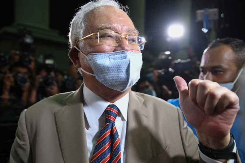 Najib gave over RM1.3 mil to tycoon, Johor MB, politicians: 1MDB trial witness