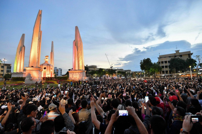 Thai democracy protesters defy ban for fourth day
