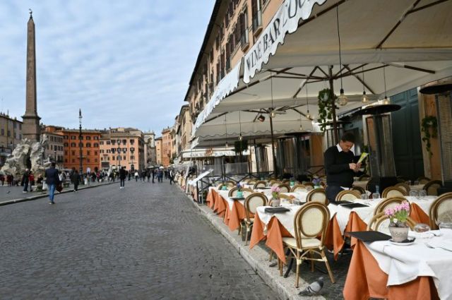 Dinner off as Italy closes restaurants early in virus crackdown	
