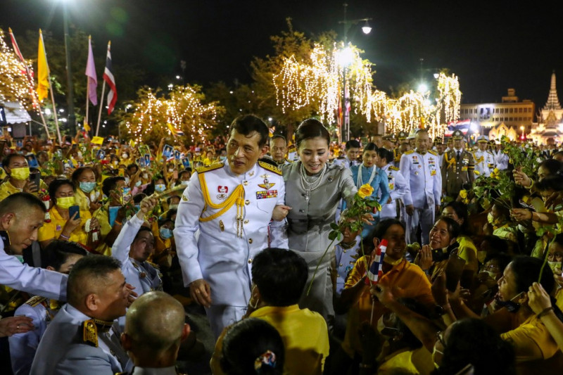 Thousands stage show of support for Thai king