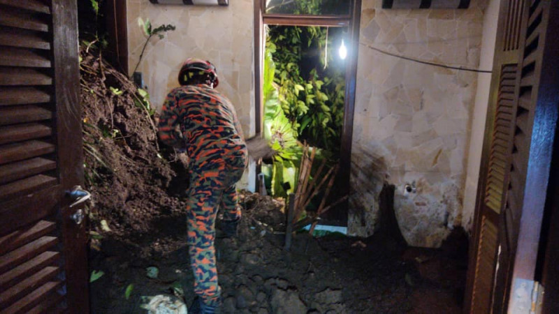 Two feared buried in Tambun landslide
