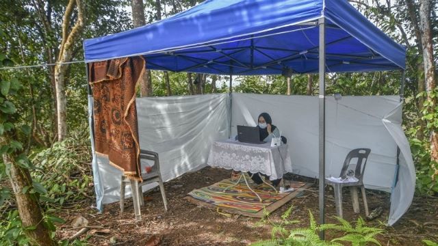 Kelantan father sets up hilltop tent for daughter’s online classes