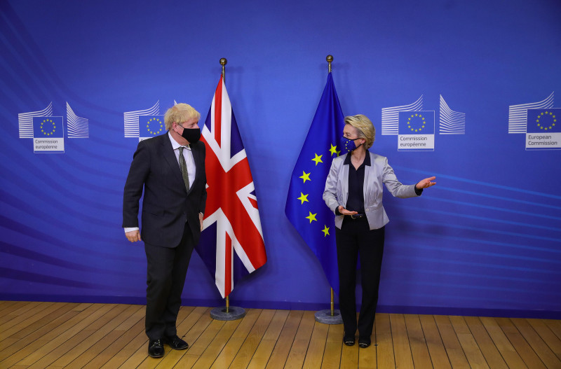UK signs Singapore free-trade deal as EU talks falter