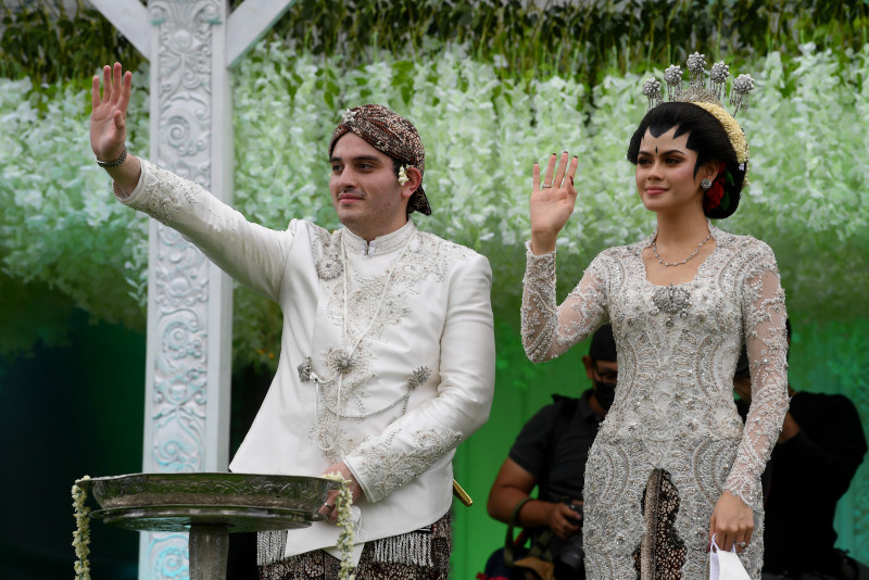 10,000 guests drive through Ku Nan’s son’s wedding