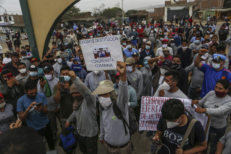 Protesting Peru farmworkers lift road block for talks