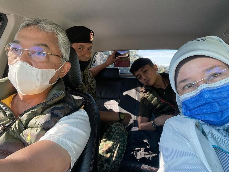 King, queen, prince visit flood victims in Maran, Pahang