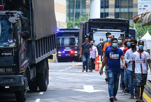 31 illegal immigrants nabbed in two tour buses