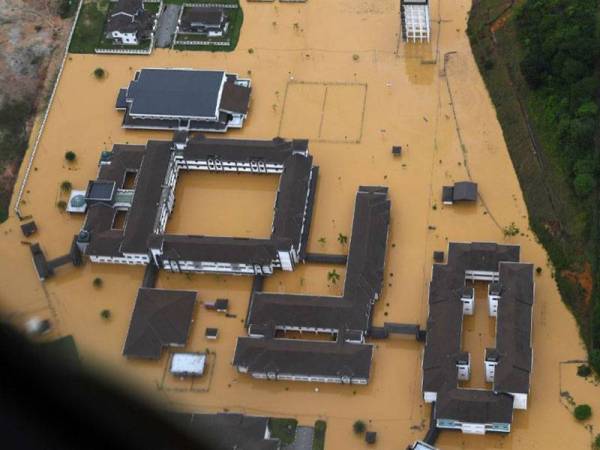 Floods force shutdown of 17 water treatment plants