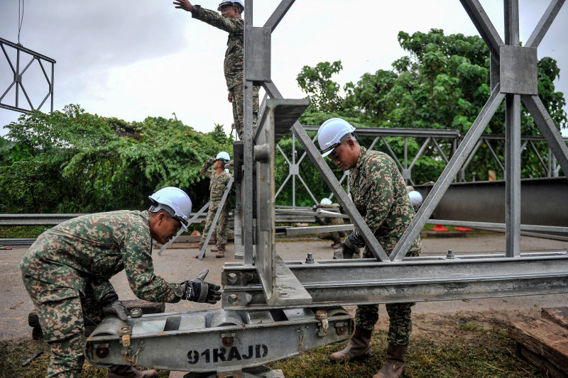 Armed Forces build bridges, send aid to flood victims