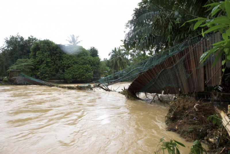 Selangor donates RM2 mil to 3 flood-hit states