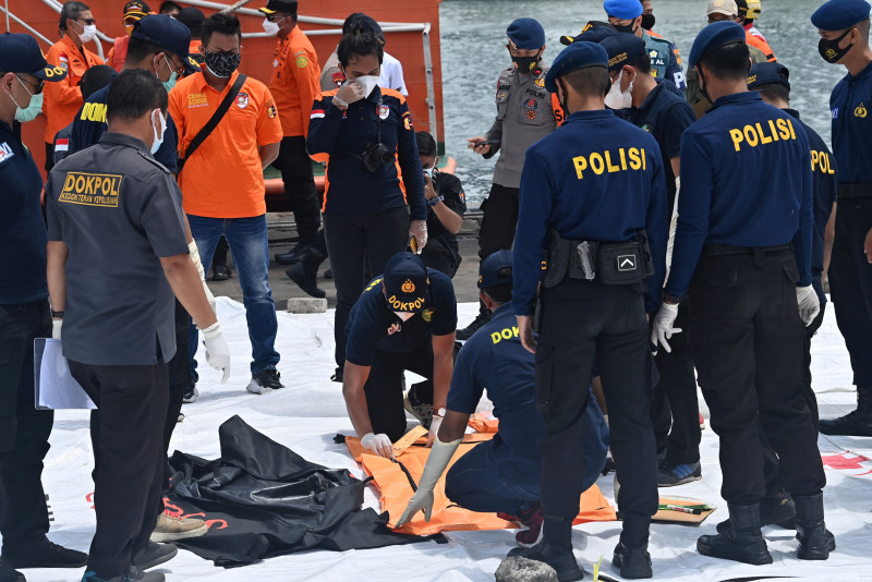 Divers search Indonesian plane wreckage for black boxes