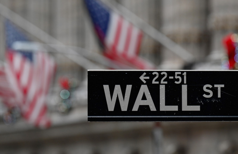 US stocks mostly lower on interest rate concerns