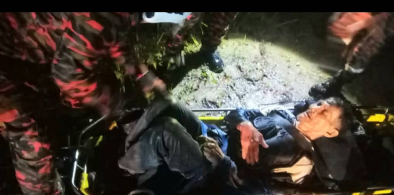 4-wheel drive plunges into 100m-deep ravine in bad weather in rural Sarawak