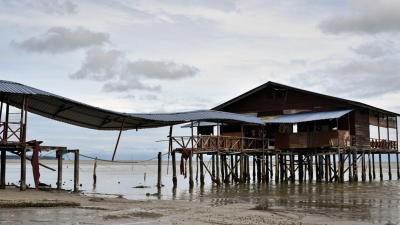 Tidal waves destroy floating eatery in Labuan
