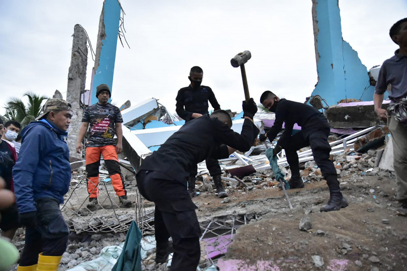 Frantic search for buried survivors after Indonesia quake