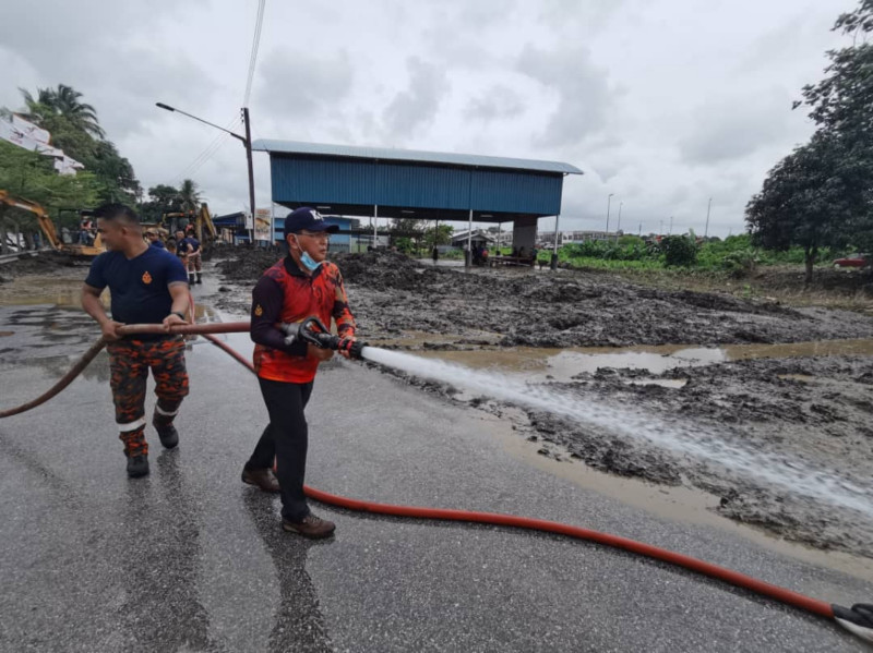 Sarawak Fire Dept helps clean up flood-hit houses