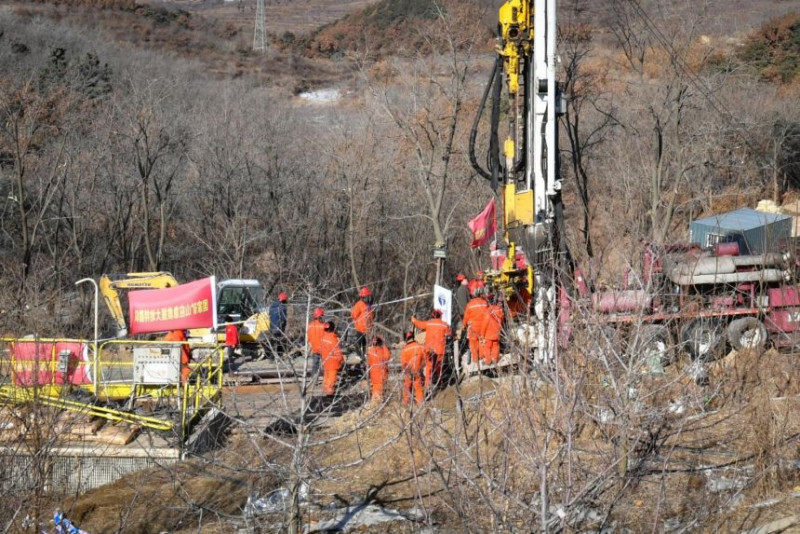 Rescue shaft offers hope for trapped Chinese miners
