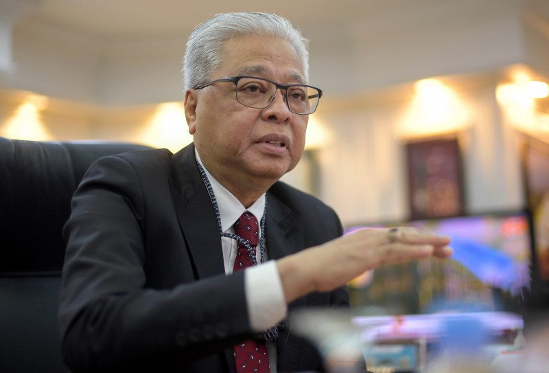 DPM, ‘pro-PN’ Umno MPs hold midnight crisis talks as govt wavers