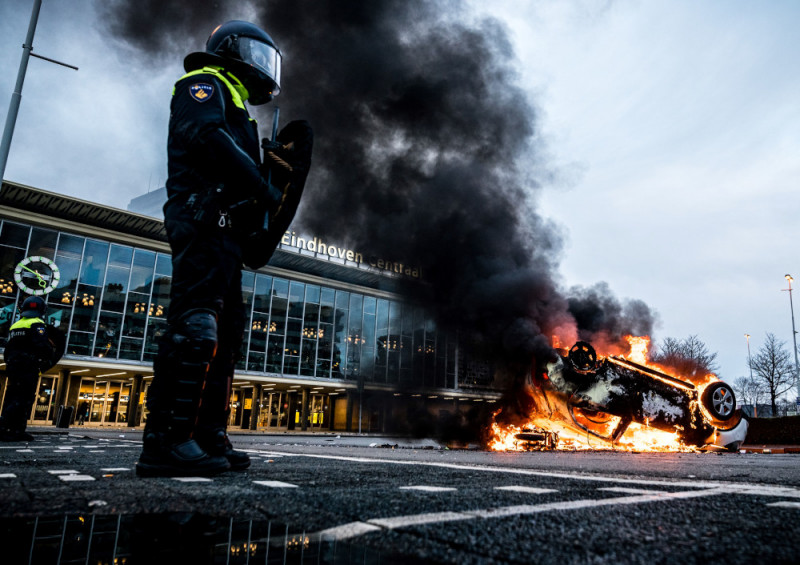 Clashes with police, looting during Dutch anti-curfew protests