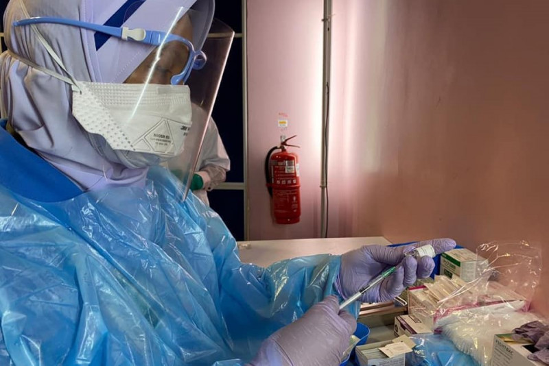 62 volunteers get first dose of Covid-19 shot in M’sia
