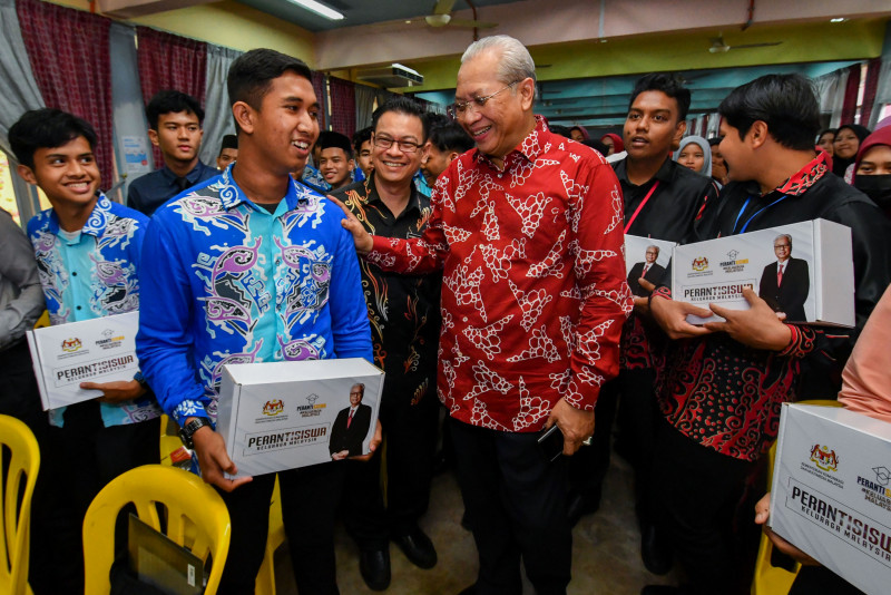 All govt programmes on as usual despite Dewan dissolution: Annuar