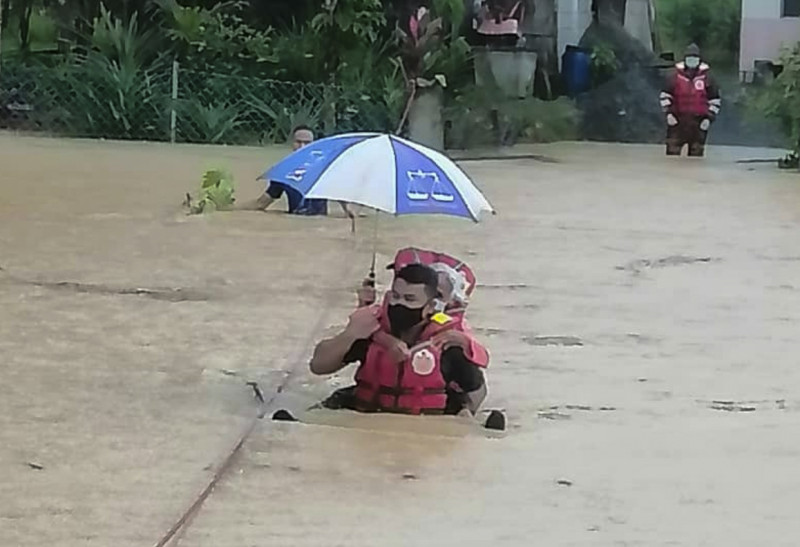 Elderly residents rescued from Sarawak floods