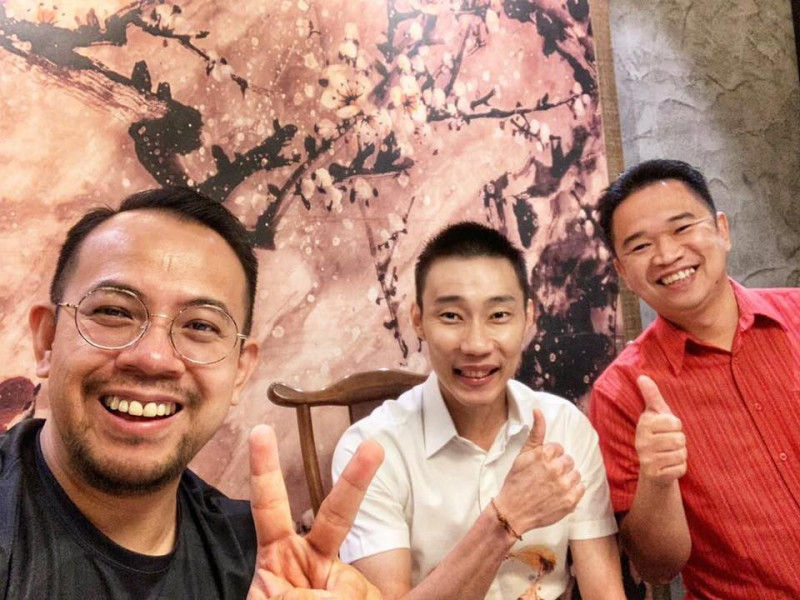 Just smashing! Chong Wei donates 50 Samsung tablets to needy students