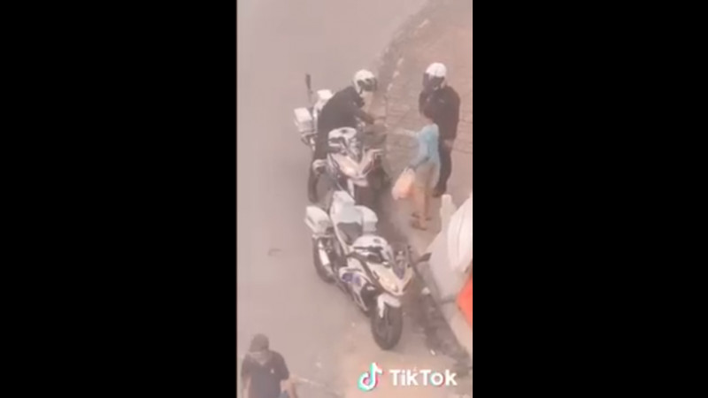 KK policemen’s kind gesture goes viral
