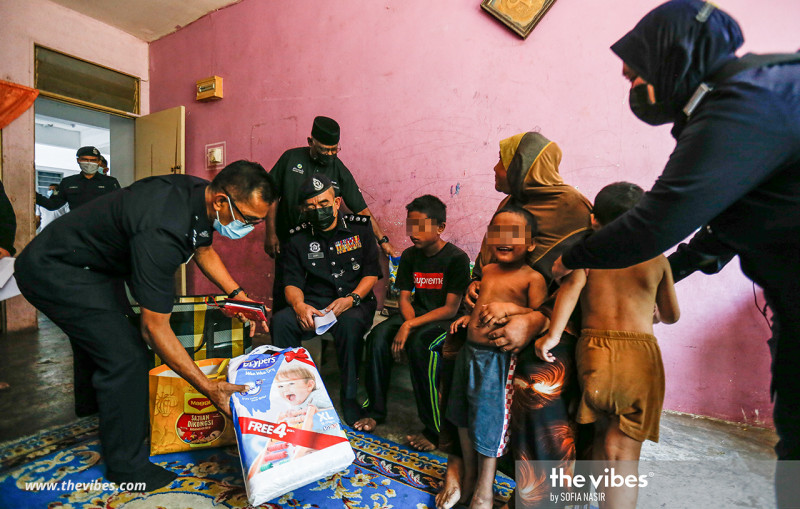 Caring cops come to aid of grandmum raising 4 kids with ADHD