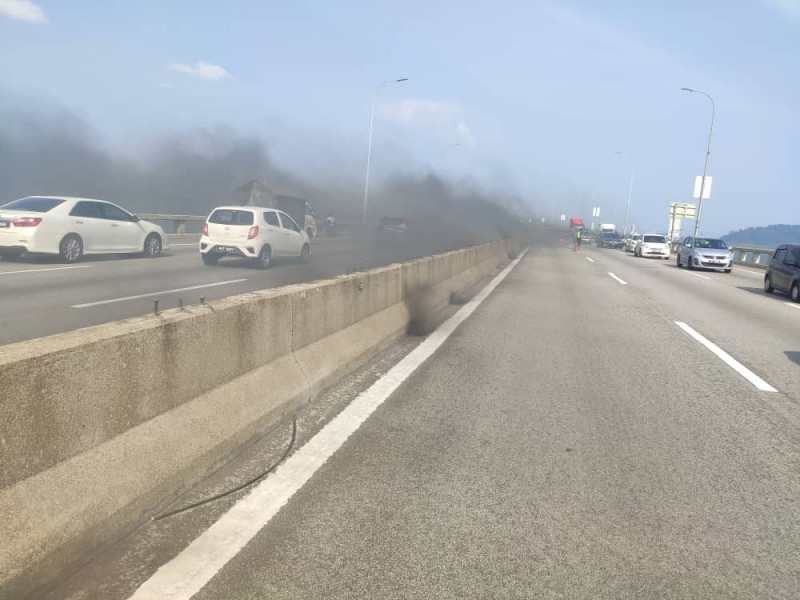 Massive jam as power cable catches fire on Penang Bridge