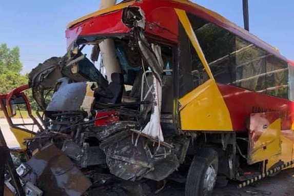 [UPDATED] Bus carrying 40 Covid-19 patients crashes into UPM toll plaza