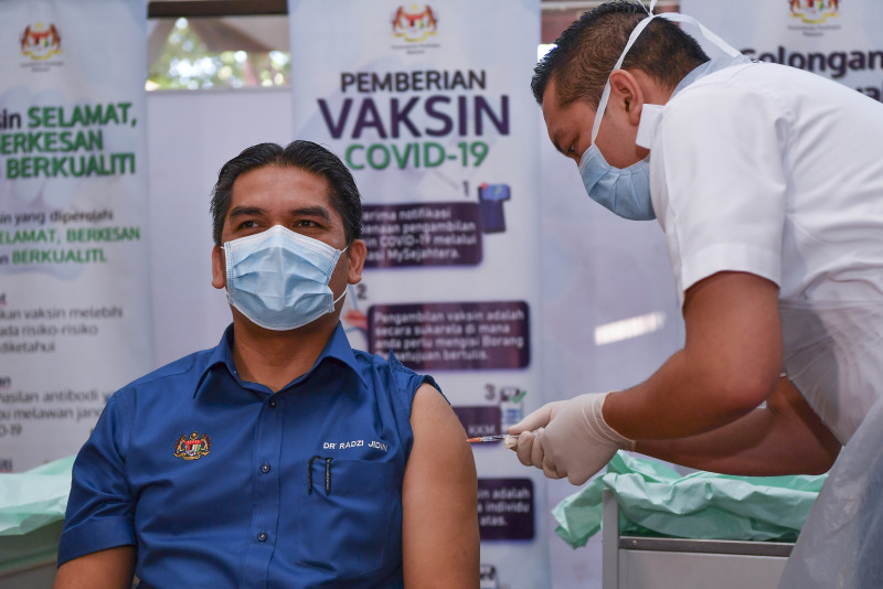 Radzi, 4 teachers receive Covid-19 shots