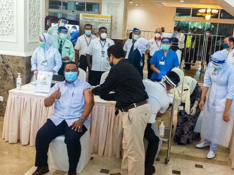 Sanusi tops queue as Kedah begins Covid-19 vaccinations