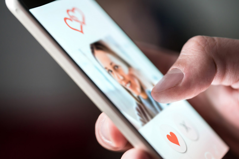 How dating app users 'swipe right' in a few seconds: study