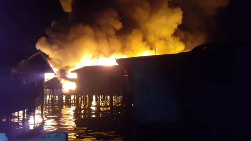 200 flee for their lives as fire razes Gaya Island settlement