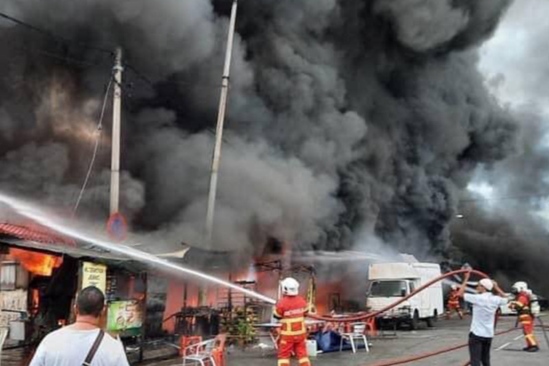 [UPDATED] Massive blaze engulfs KL’s Datuk Keramat market