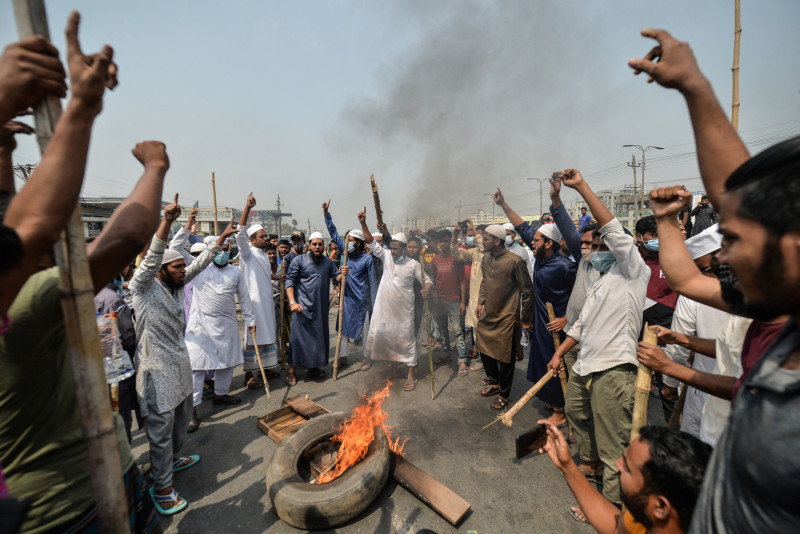 Violence breaks out in fresh Bangladesh protests
