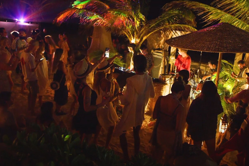 Tourists in Mexico party like there’s no Covid-19